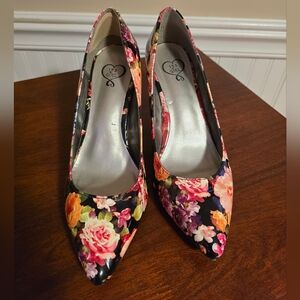 Women's floral print heel, size 8.
